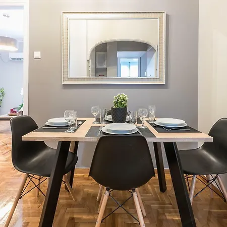 Elegant Living At The Heart Of Apartment *